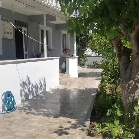 Bahceli Deniz Kenarinda Daire Appartement *
