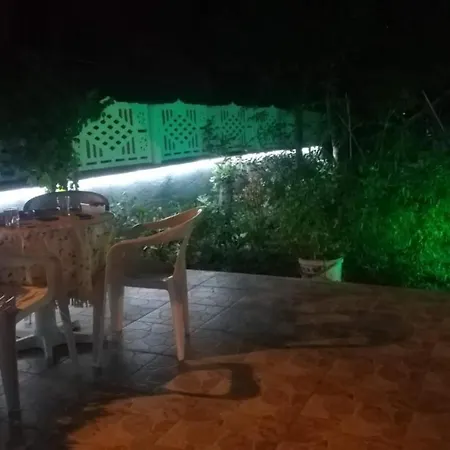 Bahceli Deniz Kenarinda Daire *