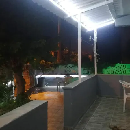 Bahceli Deniz Kenarinda Daire Lejlighed