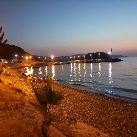 Bahceli Deniz Kenarinda Daire *